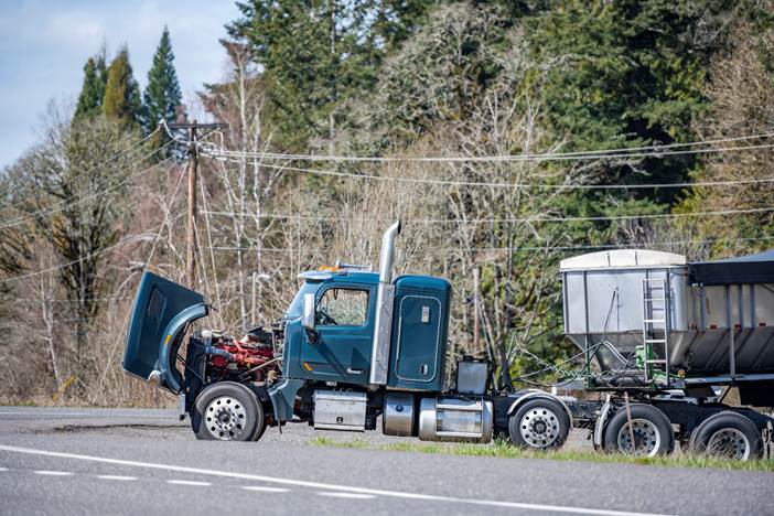 A truck with a trailer on the side of the road

AI-generated content may be incorrect.